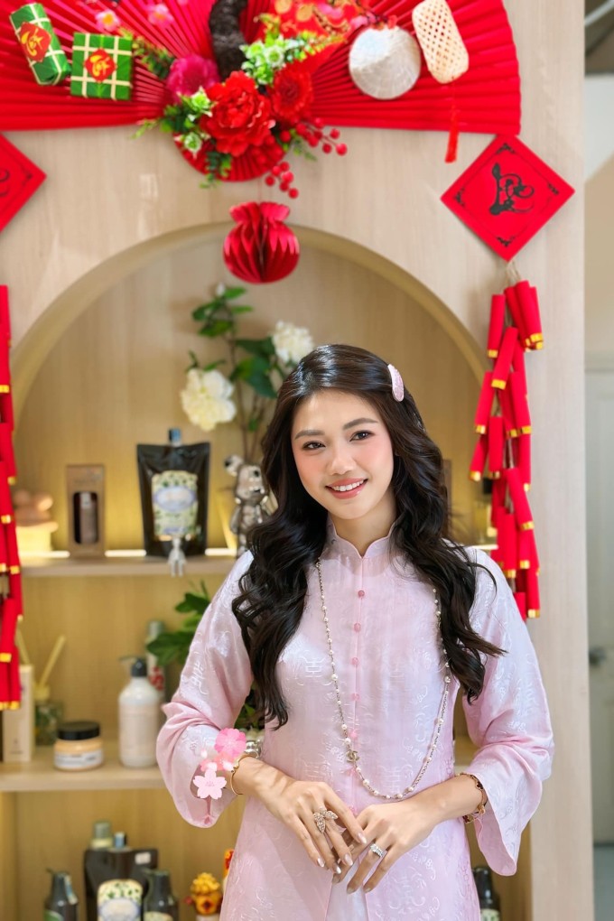 Đỗ Thị Hà, Phương Anh khoe dáng với áo dài Tết- Ảnh 15. Đỗ Thị Hà, Phương Anh khoe dáng với áo dài Tết- Ảnh 15.