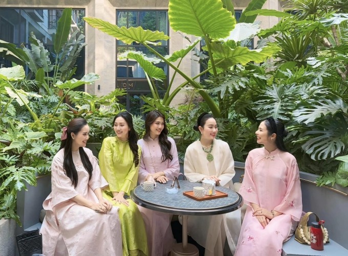 Đỗ Thị Hà, Phương Anh khoe dáng với áo dài Tết- Ảnh 18. Đỗ Thị Hà, Phương Anh khoe dáng với áo dài Tết- Ảnh 18.