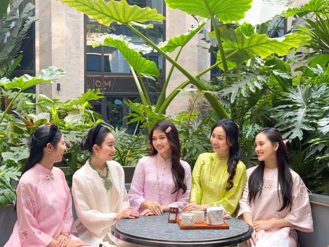 Đỗ Thị Hà, Phương Anh khoe dáng với áo dài Tết- Ảnh 19. Đỗ Thị Hà, Phương Anh khoe dáng với áo dài Tết- Ảnh 19.