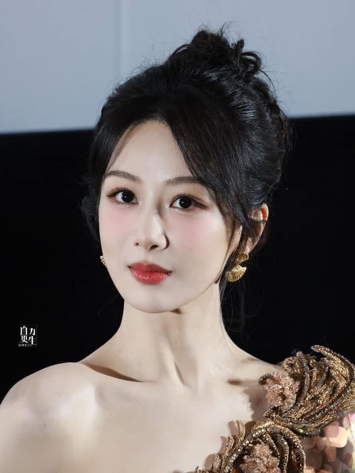 Dương Tử cuối cùng cũng tìm thấy giao điểm với makeup- Ảnh 9. Dương Tử cuối cùng cũng tìm thấy giao điểm với makeup- Ảnh 9.