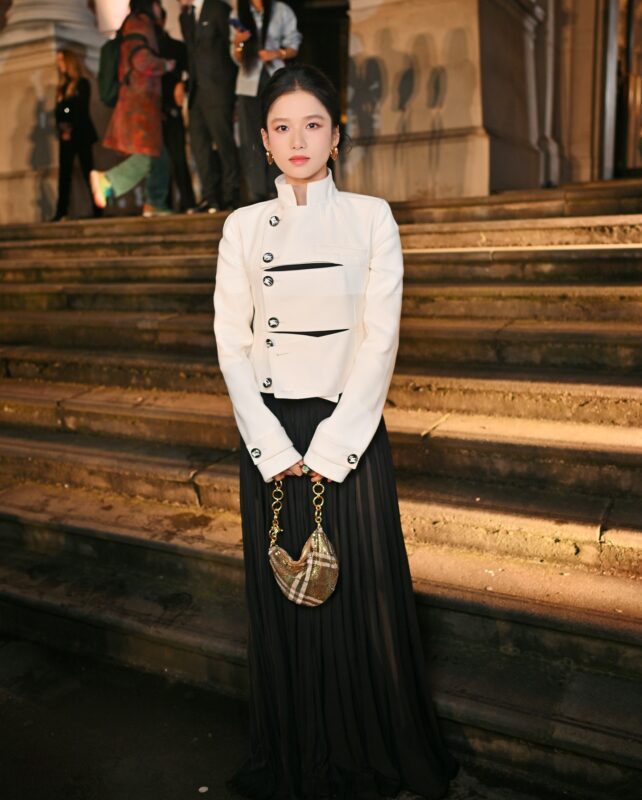 Công chúa Cbiz giá đáo London Fashion Week nhưng phải nhún nhường trước đàn chị hơn 20 tuổi 1 Công chúa Cbiz giá đáo London Fashion Week nhưng phải nhún nhường trước đàn chị hơn 20 tuổi