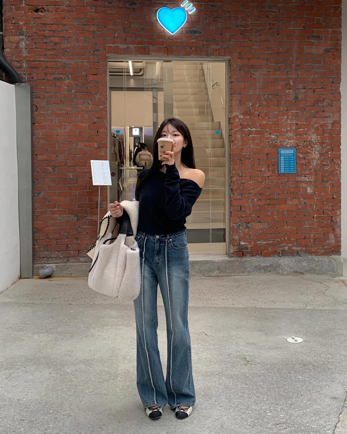Năm mới trẻ trung hơn với 10 cách phối quần jeans- Ảnh 1. Năm mới trẻ trung hơn với 10 cách phối quần jeans- Ảnh 1.