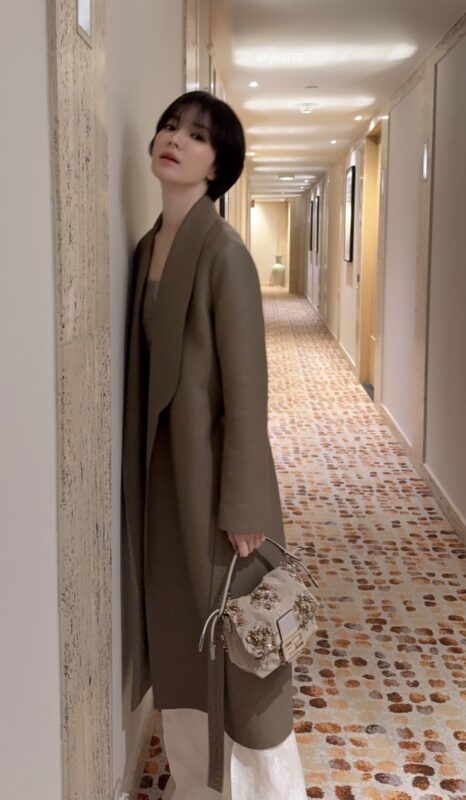 Song Hye Kyo lên đồ an toàn nhưng hơi nhạt nhoà, Mina hoá tiểu thư tại show diễn Fendi 1 Song Hye Kyo lên đồ an toàn nhưng hơi nhạt nhoà, Mina hoá tiểu thư tại show diễn Fendi