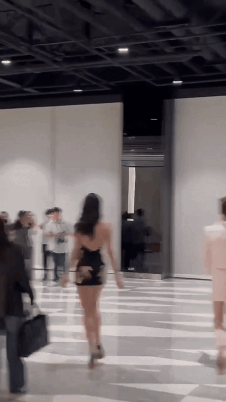 Bóng lưng “ma nữ” xuất hiện giữa TTTM Thái Lan gây chú ý vì quá nuột bong lung ma nu xuat hien giua tttm thai lan gay chu y vi qua nuot