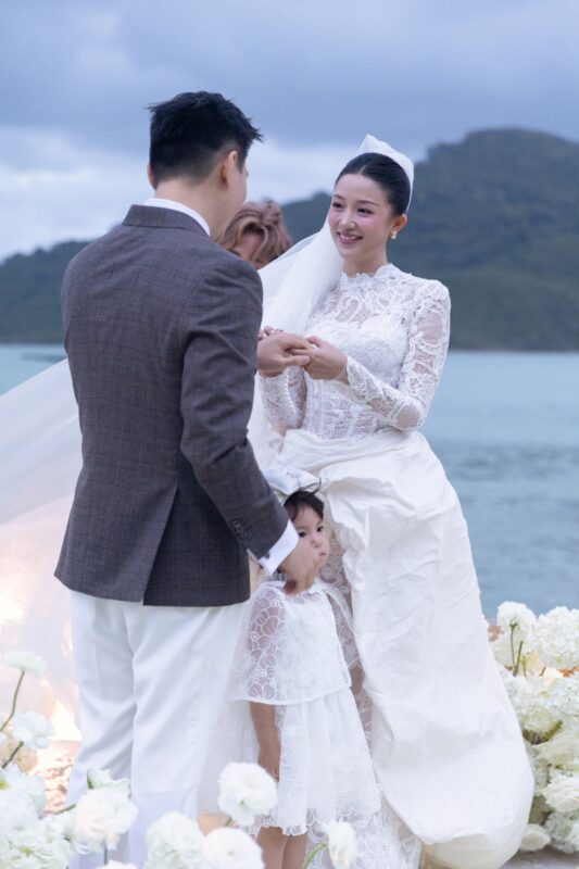 Một động tác khiến nhẫn cưới của Salim không chỉ đơn giản là chiếc nhẫn 1 Một động tác khiến nhẫn cưới của Salim không chỉ đơn giản là chiếc nhẫn