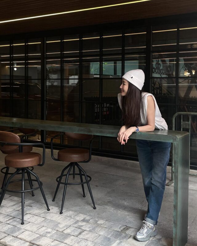 "Nữ hoàng nước mắt" Choi Ji Woo đam mê mặc quần jeans, bảo sao quá trẻ trung và năng động ở tuổi 50 1 "Nữ hoàng nước mắt" Choi Ji Woo đam mê mặc quần jeans, bảo sao quá trẻ trung và năng động ở tuổi 50