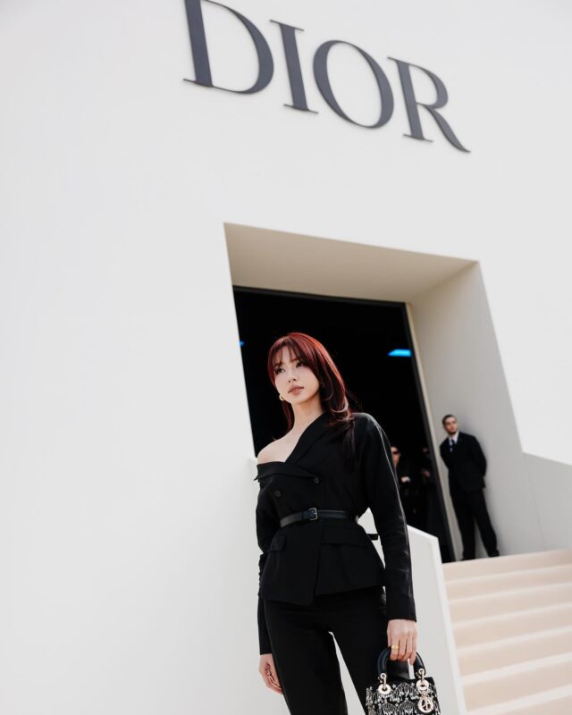 Thùy Tiên và Dior sẽ đi về đâu? Prada có cả 1 bộ "sách mẫu" đầy niềm đau thuy tien va dior se di ve dau prada co ca 1 bo sach mau day niem dau