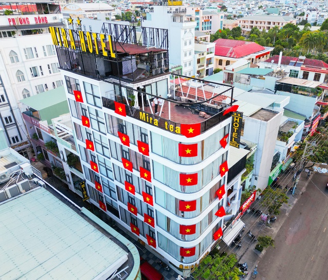 Chuỗi Khách sạn Mira Quy Nhơn đỏ rực cờ Tổ quốc, rộn ràng chào đón 50 năm ngày thống nhất chuoi khach san mira quy nhon do ruc co to quoc ron rang chao don 50 nam ngay thong nhat