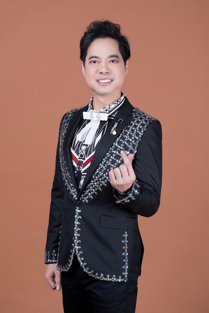 Nam nghệ sĩ giàu nhất nhì Vbiz, sở hữu biệt thự dát vàng nhưng bị cắt điện vì... không có tiền đóng hóa đơn- Ảnh 1.