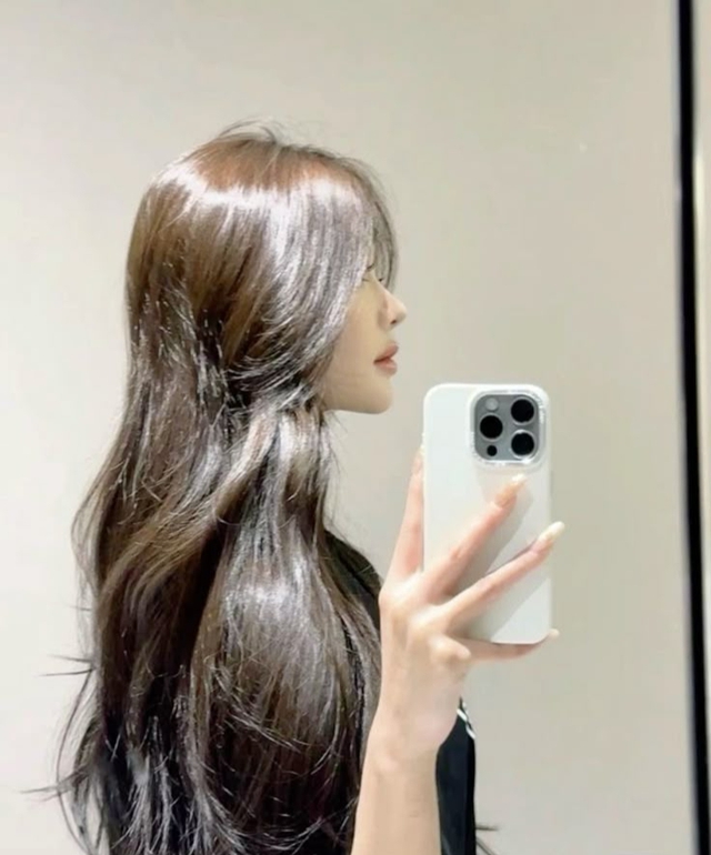Nguy cơ tóc rụng lả tả vì nắng: 6 dấu hiệu không thể bỏ qua!- Ảnh 3. Nguy cơ tóc rụng lả tả vì nắng: 6 dấu hiệu không thể bỏ qua!- Ảnh 3.