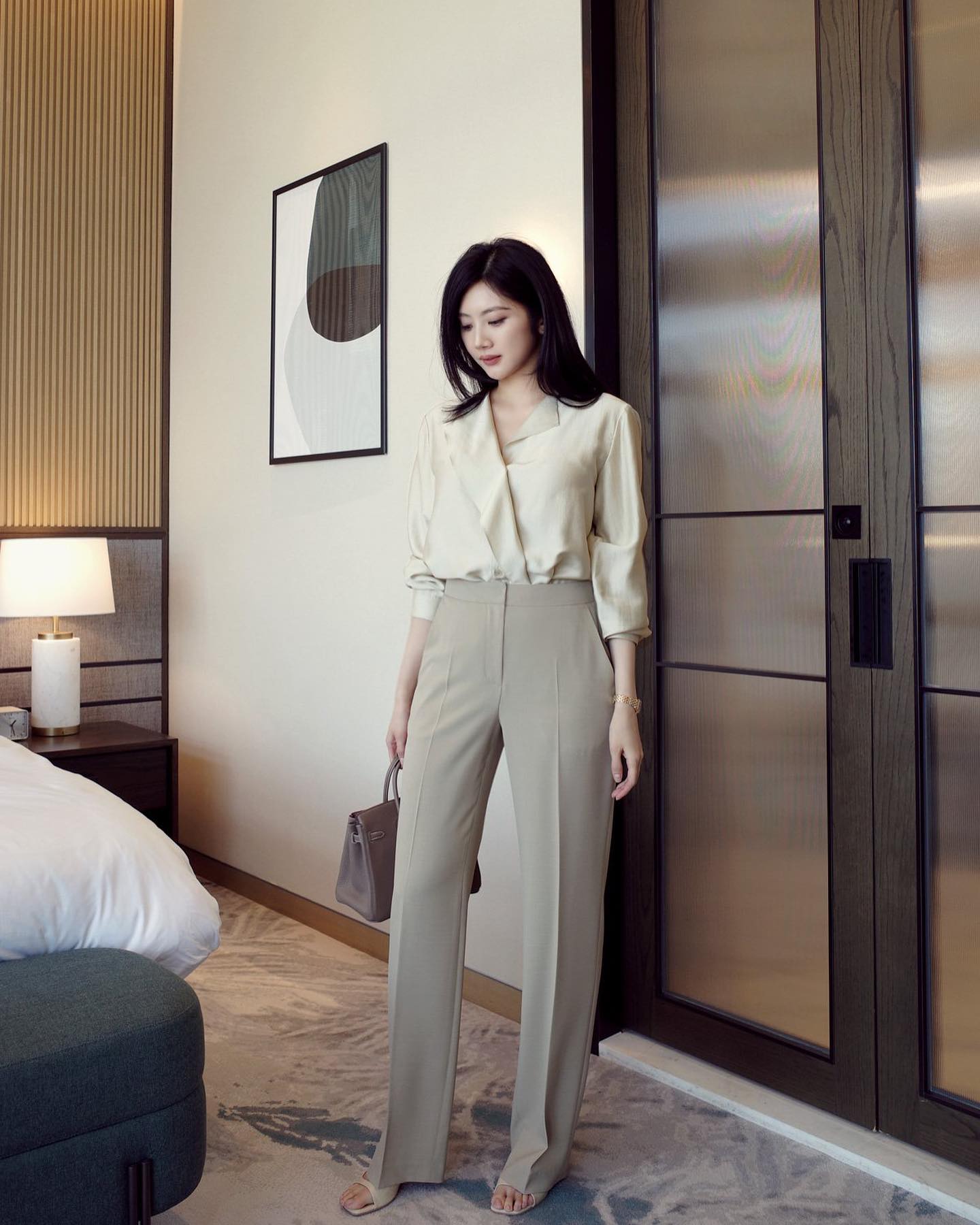 5 xu hướng quần dài "đi đâu cũng gặp", quan trọng là rất nhẹ mát để mặc trong mùa hè- Ảnh 2. 5 xu hướng quần dài "đi đâu cũng gặp", quan trọng là rất nhẹ mát để mặc trong mùa hè- Ảnh 2.