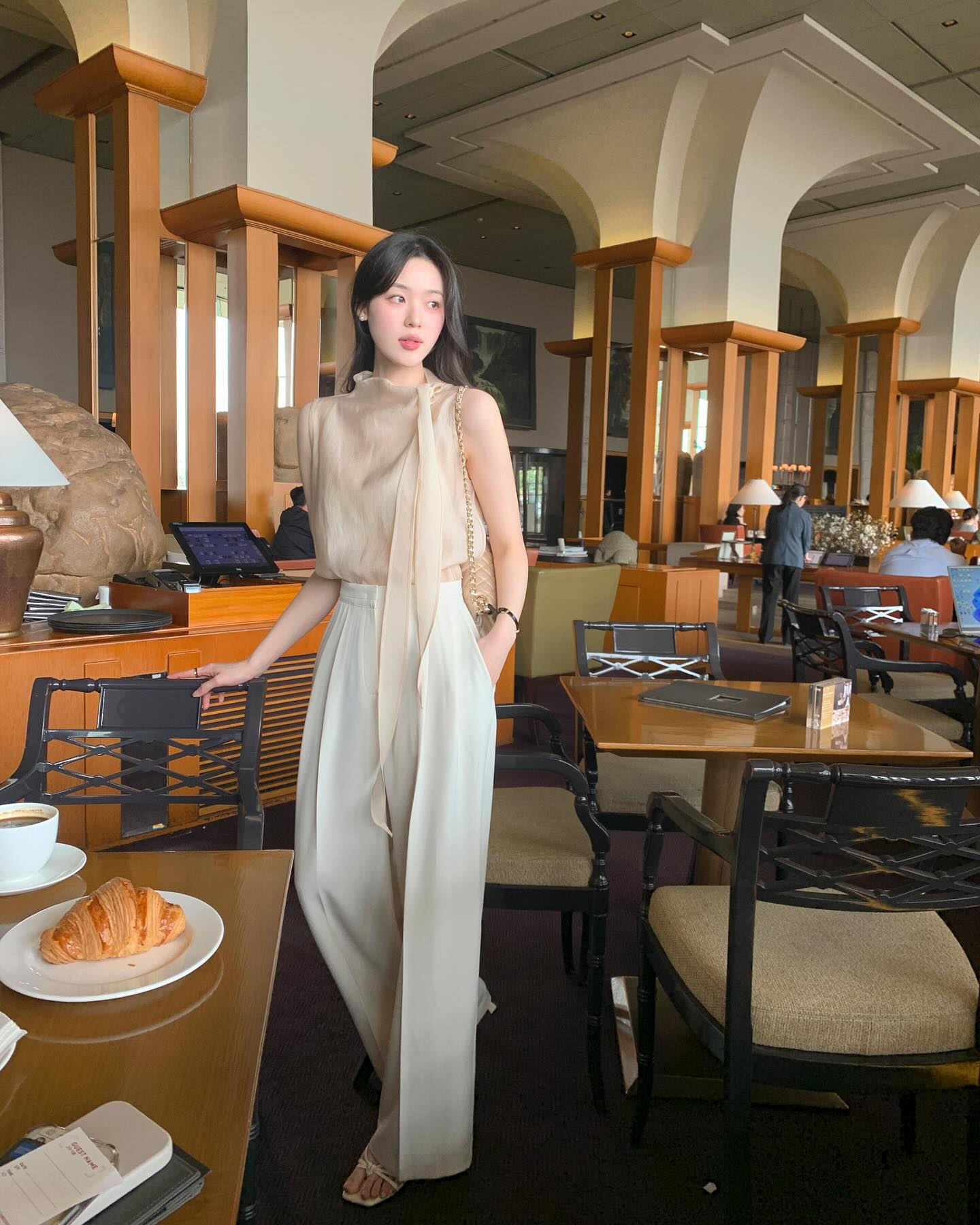 5 xu hướng quần dài "đi đâu cũng gặp", quan trọng là rất nhẹ mát để mặc trong mùa hè- Ảnh 1. 5 xu hướng quần dài "đi đâu cũng gặp", quan trọng là rất nhẹ mát để mặc trong mùa hè- Ảnh 1.