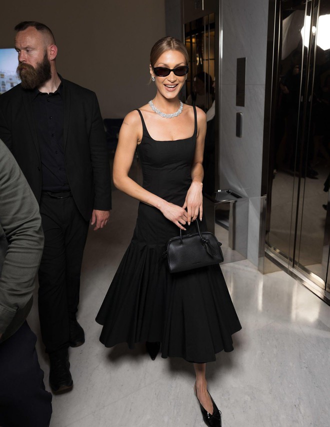 Bella Hadid chơi chiêu, lách luật thành công trên thảm đỏ Cannes 2025- Ảnh 9. Bella Hadid chơi chiêu, lách luật thành công trên thảm đỏ Cannes 2025- Ảnh 9.