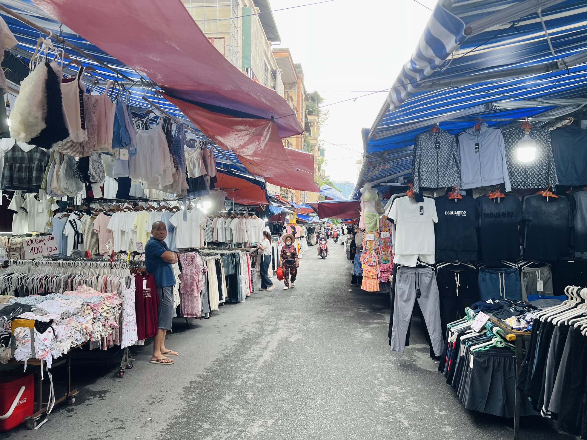 Bên trong khu chợ bán đồ gắn mác Dior, Gucci, Adidas giá vài chục nghìn đồng- Ảnh 2. Bên trong khu chợ bán đồ gắn mác Dior, Gucci, Adidas giá vài chục nghìn đồng- Ảnh 2.