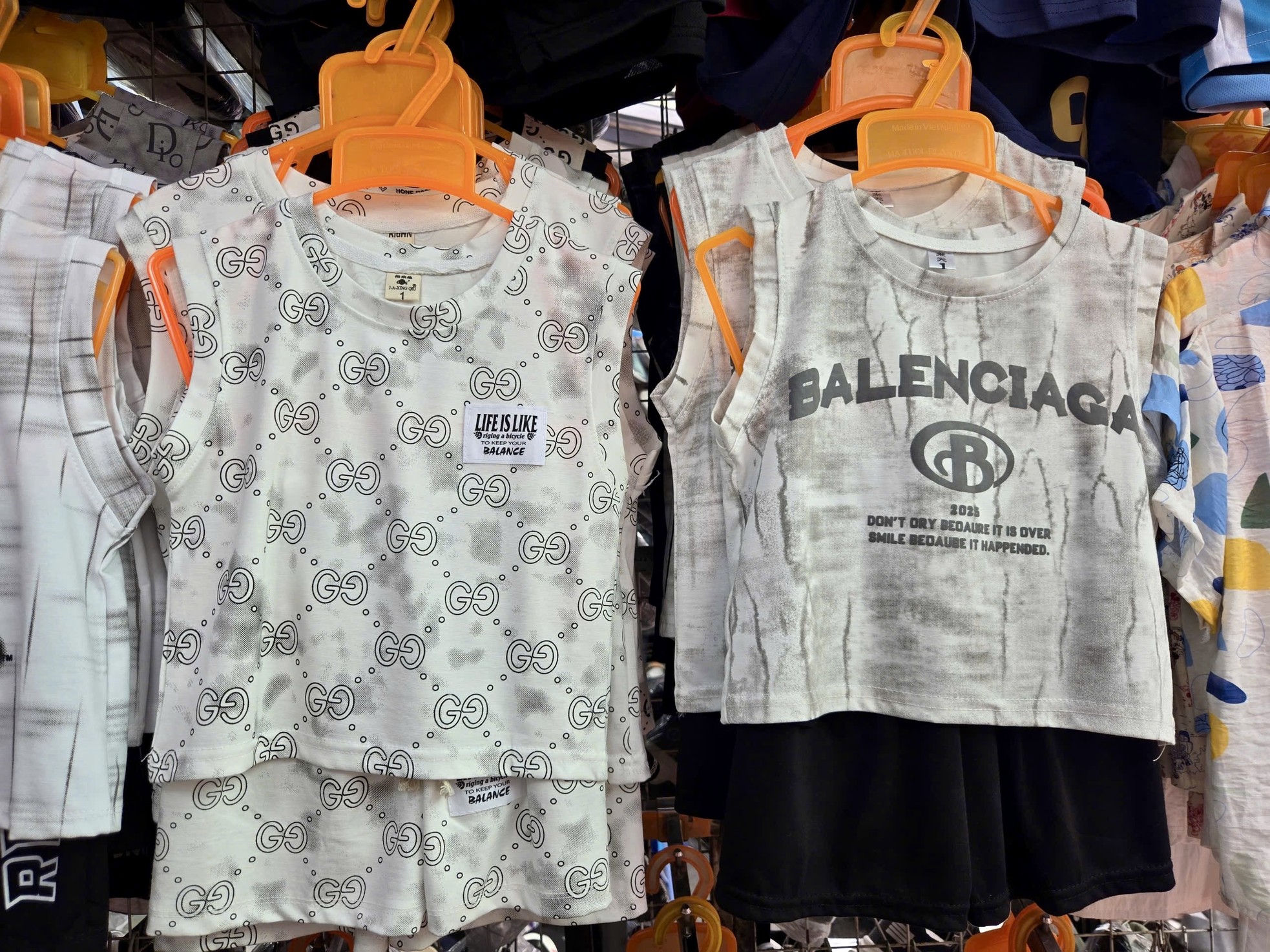 Bên trong khu chợ bán đồ gắn mác Dior, Gucci, Adidas giá vài chục nghìn đồng- Ảnh 12. Bên trong khu chợ bán đồ gắn mác Dior, Gucci, Adidas giá vài chục nghìn đồng- Ảnh 12.