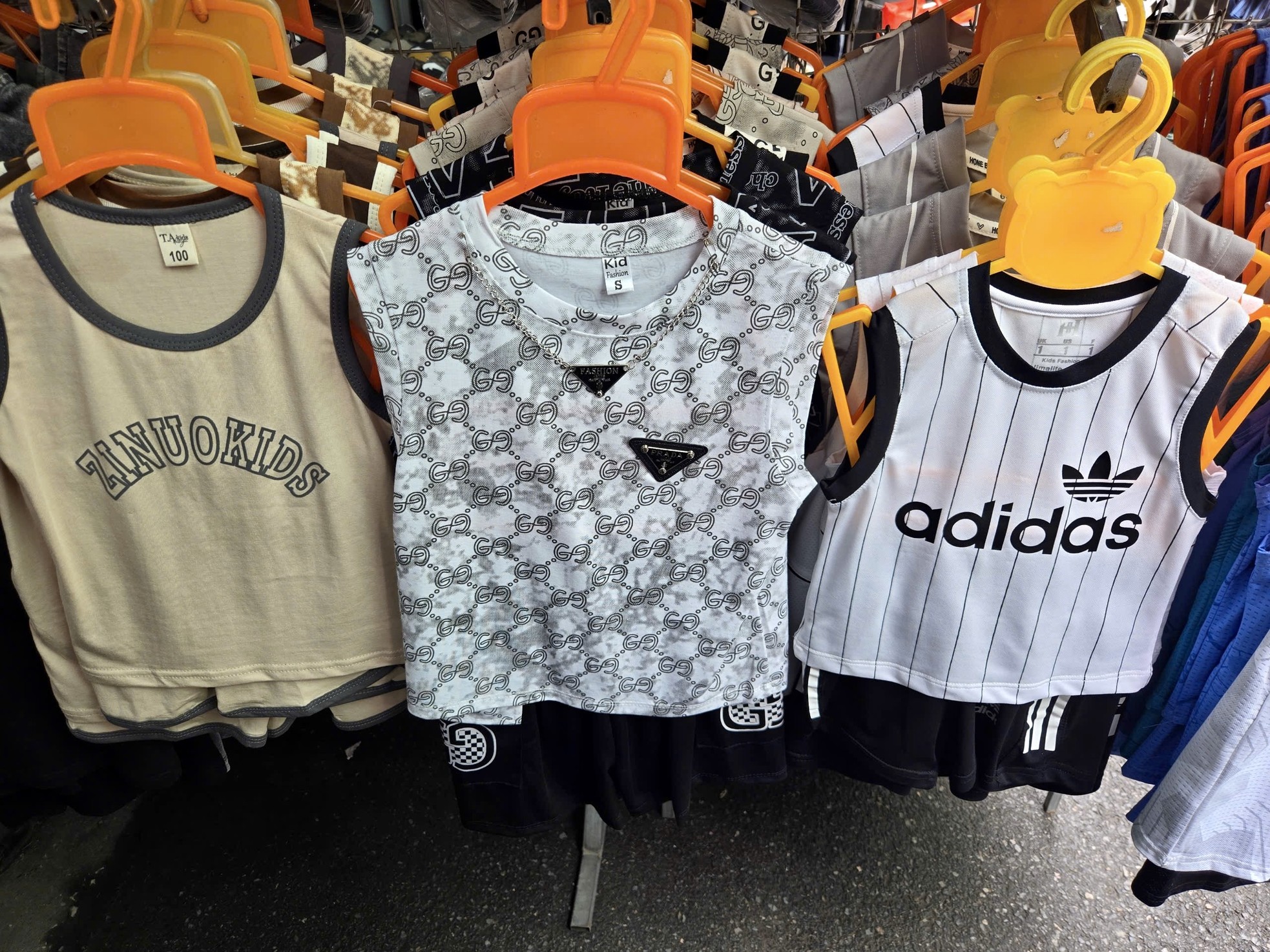 Bên trong khu chợ bán đồ gắn mác Dior, Gucci, Adidas giá vài chục nghìn đồng- Ảnh 13. Bên trong khu chợ bán đồ gắn mác Dior, Gucci, Adidas giá vài chục nghìn đồng- Ảnh 13.