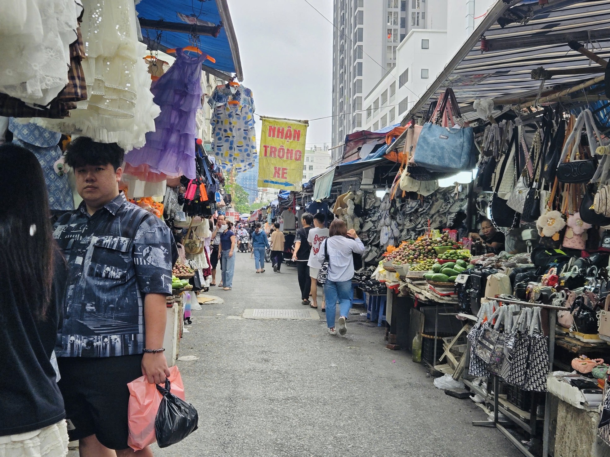 Bên trong khu chợ bán đồ gắn mác Dior, Gucci, Adidas giá vài chục nghìn đồng- Ảnh 14. Bên trong khu chợ bán đồ gắn mác Dior, Gucci, Adidas giá vài chục nghìn đồng- Ảnh 14.