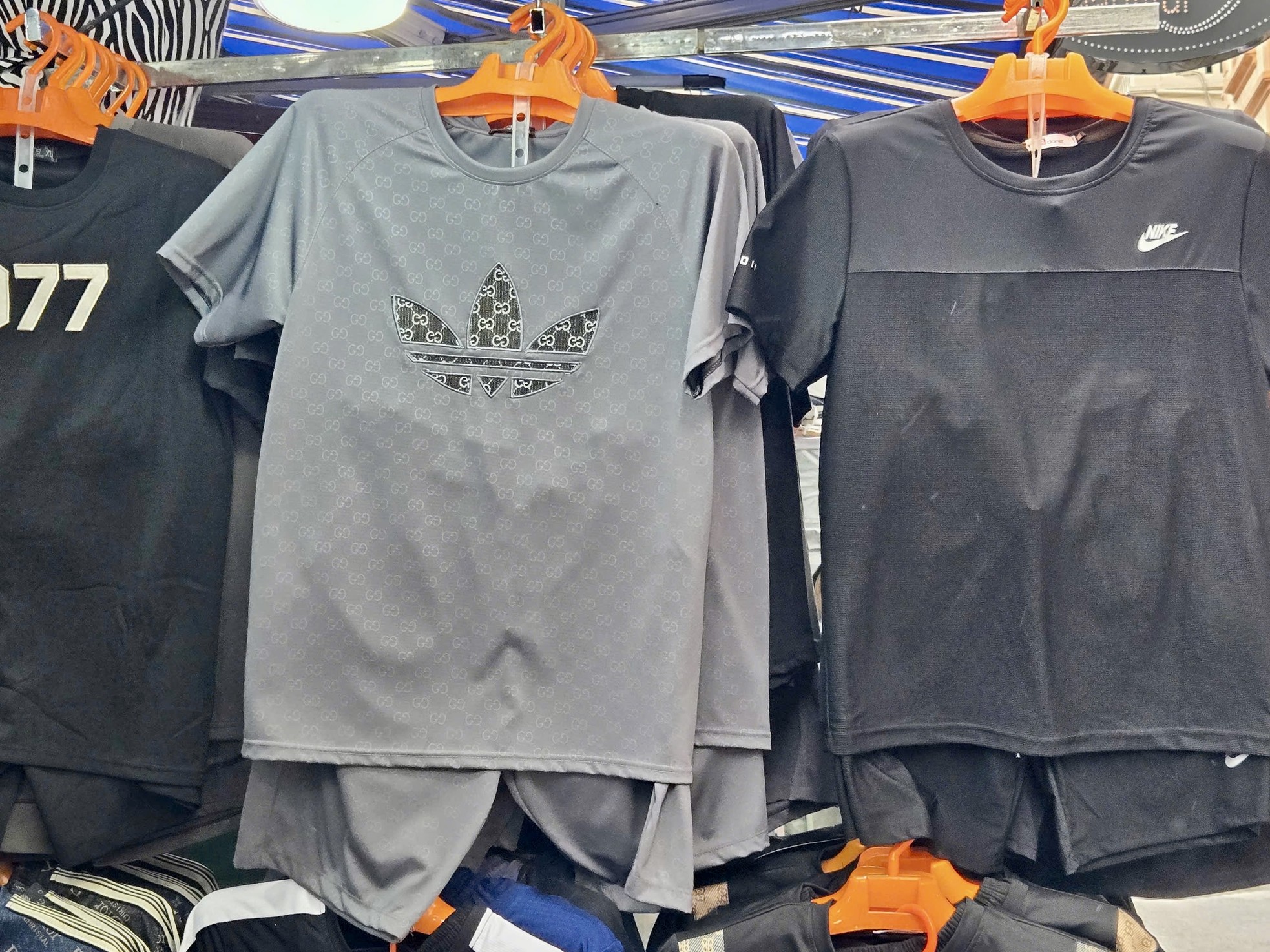 Bên trong khu chợ bán đồ gắn mác Dior, Gucci, Adidas giá vài chục nghìn đồng- Ảnh 16. Bên trong khu chợ bán đồ gắn mác Dior, Gucci, Adidas giá vài chục nghìn đồng- Ảnh 16.
