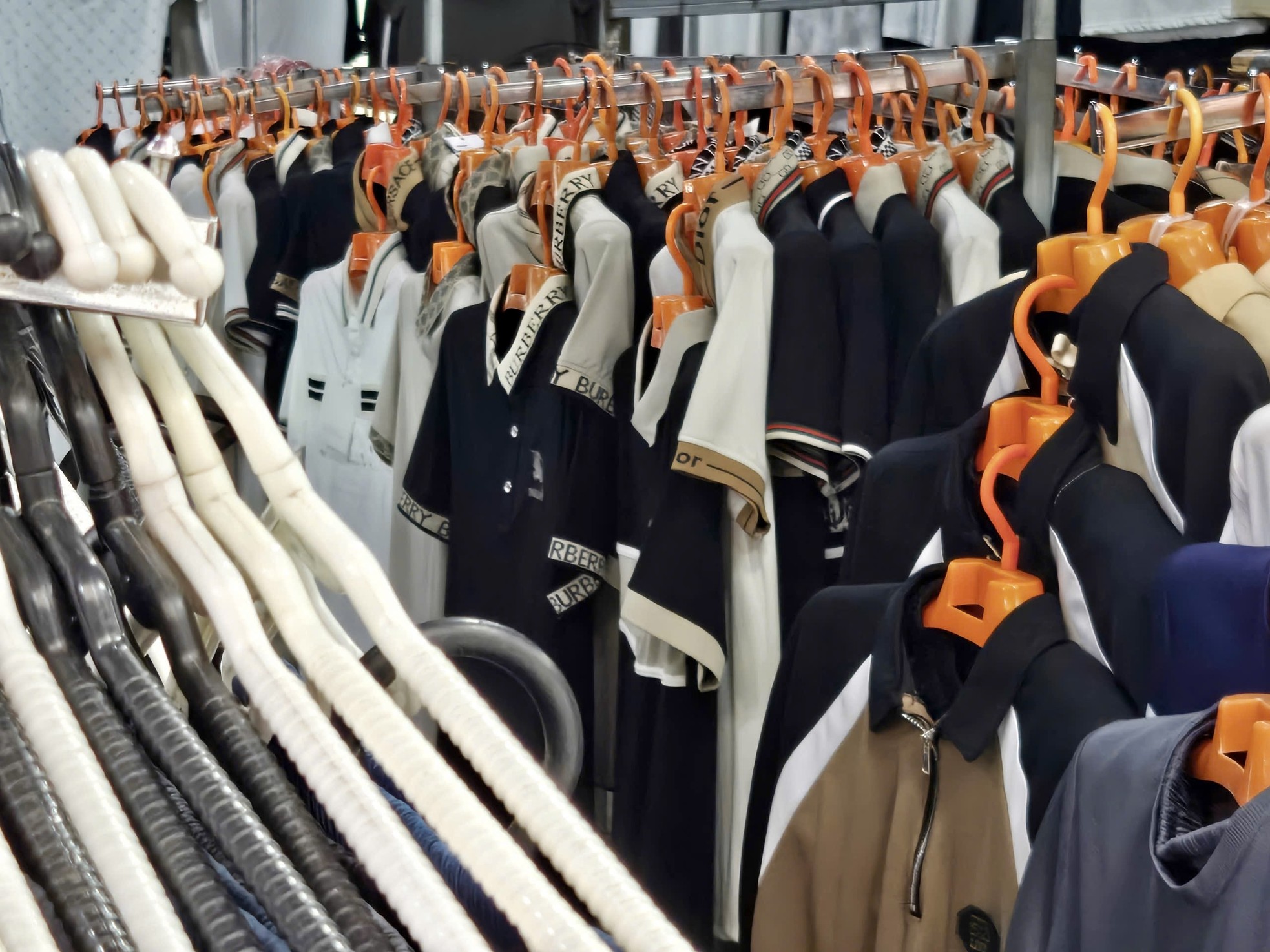 Bên trong khu chợ bán đồ gắn mác Dior, Gucci, Adidas giá vài chục nghìn đồng- Ảnh 17. Bên trong khu chợ bán đồ gắn mác Dior, Gucci, Adidas giá vài chục nghìn đồng- Ảnh 17.