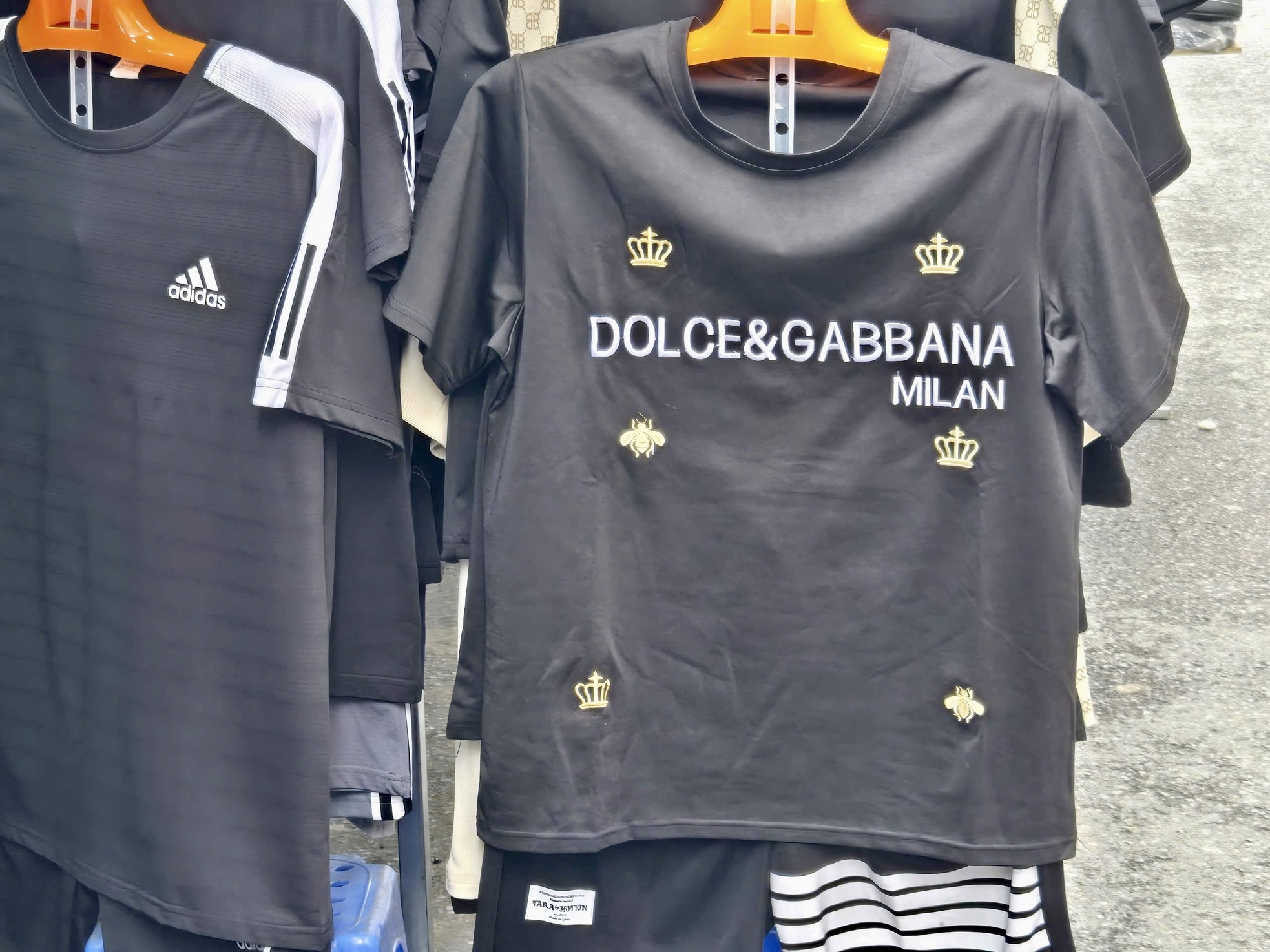 Bên trong khu chợ bán đồ gắn mác Dior, Gucci, Adidas giá vài chục nghìn đồng- Ảnh 18. Bên trong khu chợ bán đồ gắn mác Dior, Gucci, Adidas giá vài chục nghìn đồng- Ảnh 18.