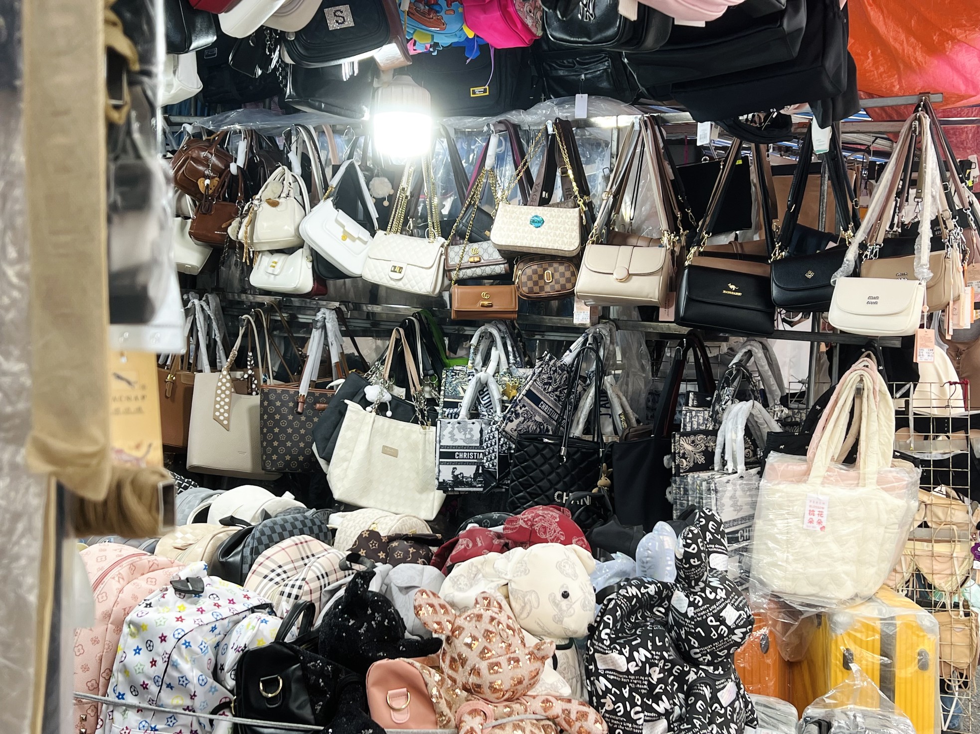 Bên trong khu chợ bán đồ gắn mác Dior, Gucci, Adidas giá vài chục nghìn đồng- Ảnh 3. Bên trong khu chợ bán đồ gắn mác Dior, Gucci, Adidas giá vài chục nghìn đồng- Ảnh 3.