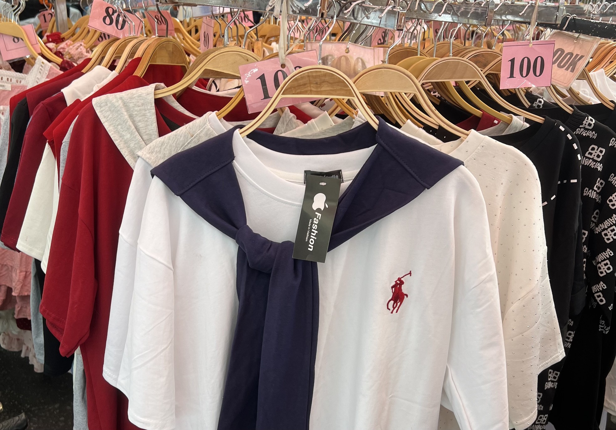 Bên trong khu chợ bán đồ gắn mác Dior, Gucci, Adidas giá vài chục nghìn đồng- Ảnh 4. Bên trong khu chợ bán đồ gắn mác Dior, Gucci, Adidas giá vài chục nghìn đồng- Ảnh 4.