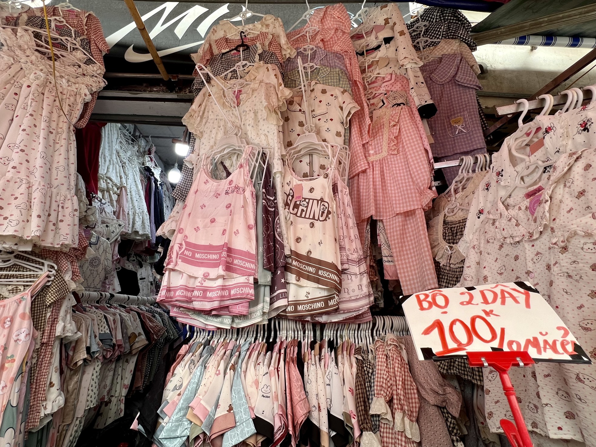 Bên trong khu chợ bán đồ gắn mác Dior, Gucci, Adidas giá vài chục nghìn đồng- Ảnh 5. Bên trong khu chợ bán đồ gắn mác Dior, Gucci, Adidas giá vài chục nghìn đồng- Ảnh 5.