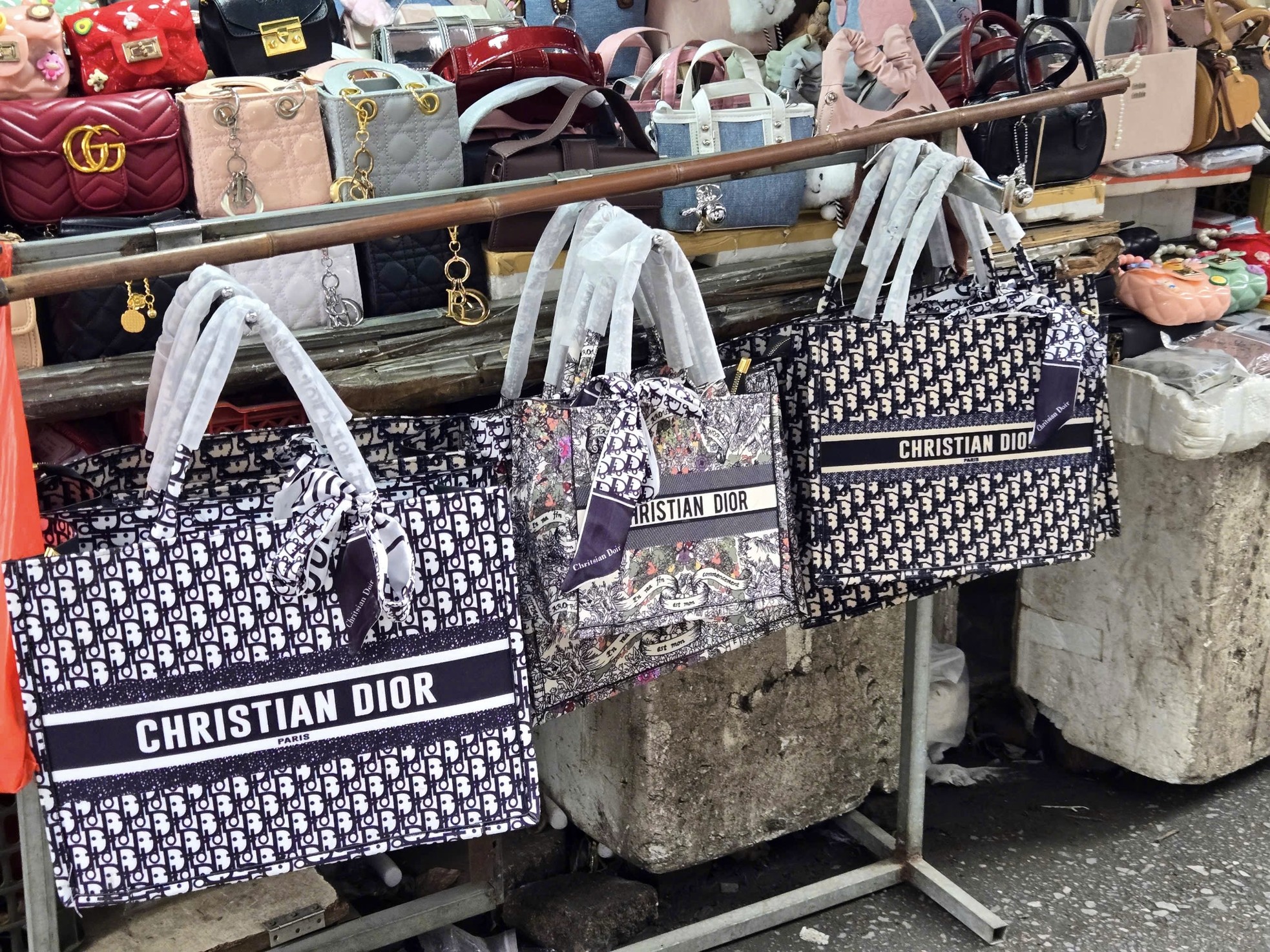 Bên trong khu chợ bán đồ gắn mác Dior, Gucci, Adidas giá vài chục nghìn đồng- Ảnh 7. Bên trong khu chợ bán đồ gắn mác Dior, Gucci, Adidas giá vài chục nghìn đồng- Ảnh 7.