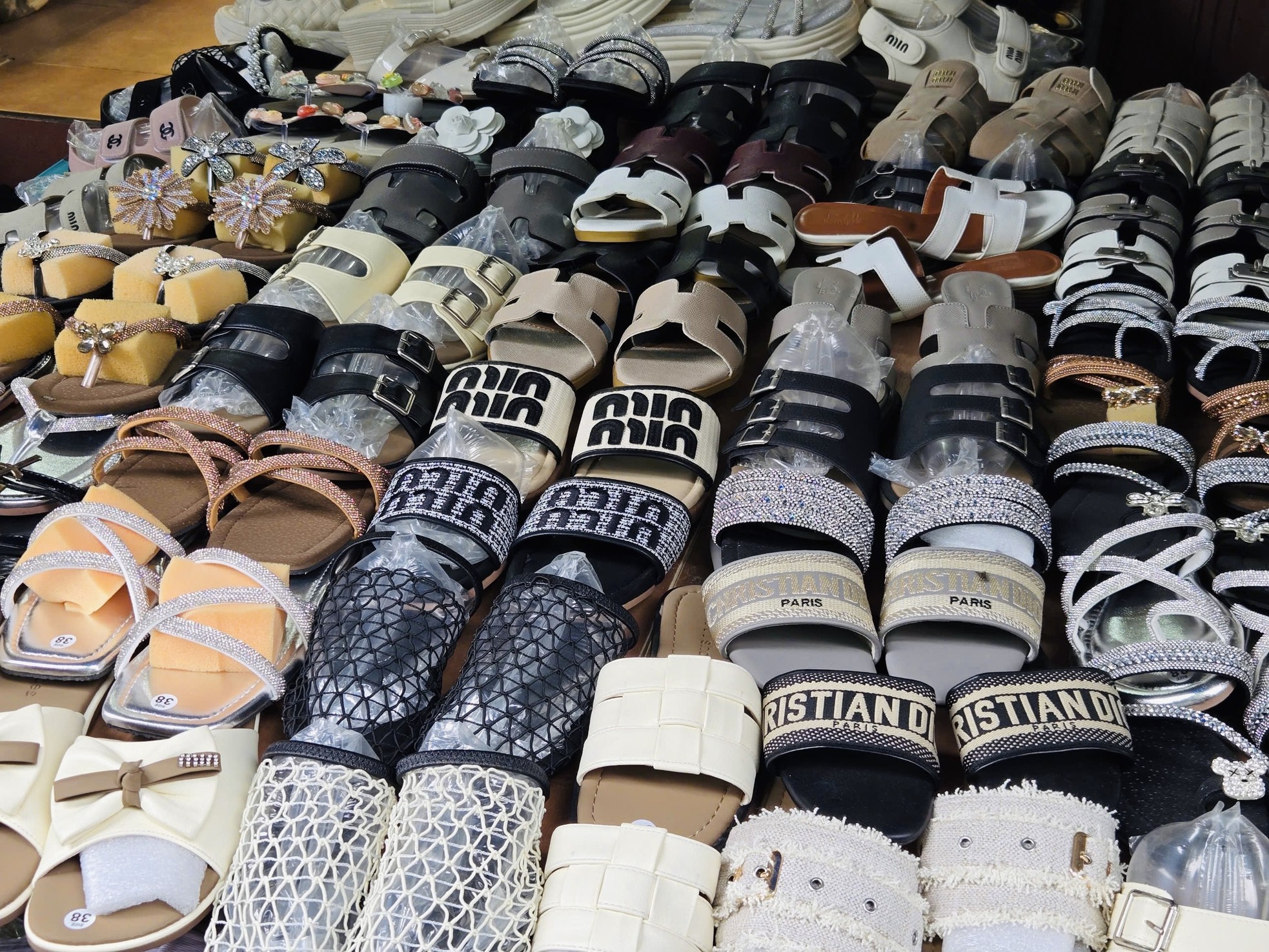 Bên trong khu chợ bán đồ gắn mác Dior, Gucci, Adidas giá vài chục nghìn đồng- Ảnh 8. Bên trong khu chợ bán đồ gắn mác Dior, Gucci, Adidas giá vài chục nghìn đồng- Ảnh 8.