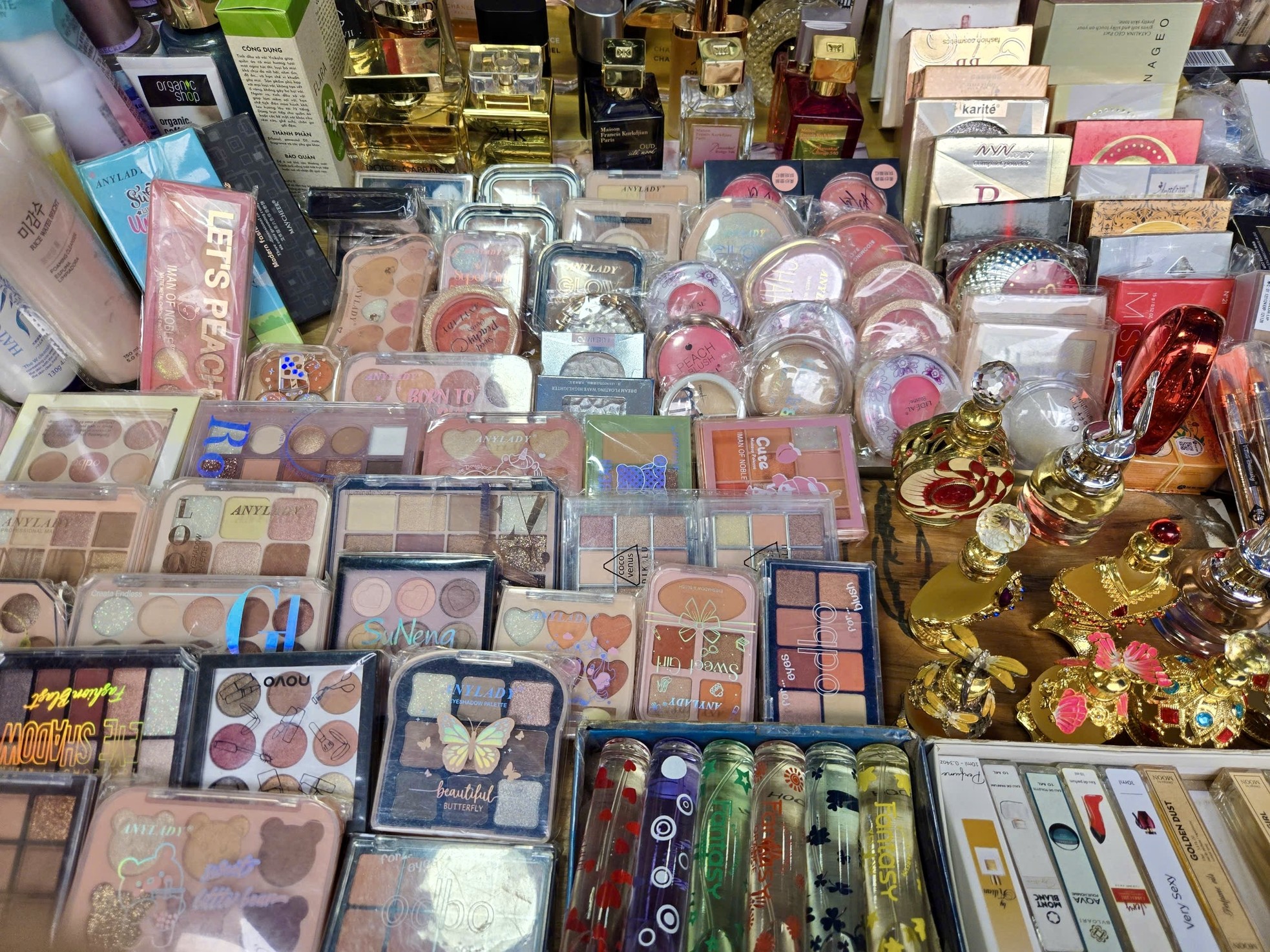 Bên trong khu chợ bán đồ gắn mác Dior, Gucci, Adidas giá vài chục nghìn đồng- Ảnh 9. Bên trong khu chợ bán đồ gắn mác Dior, Gucci, Adidas giá vài chục nghìn đồng- Ảnh 9.