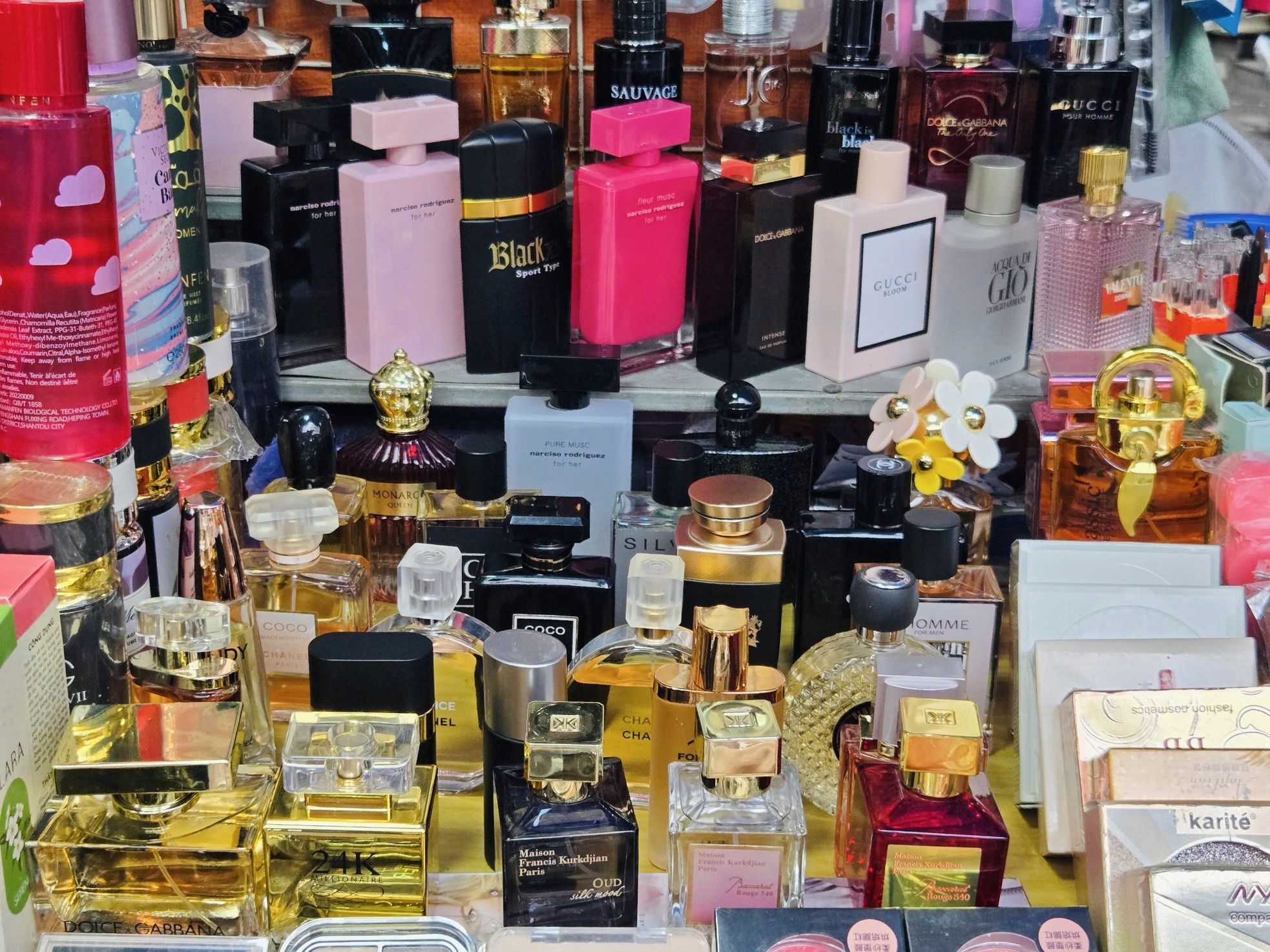 Bên trong khu chợ bán đồ gắn mác Dior, Gucci, Adidas giá vài chục nghìn đồng- Ảnh 10. Bên trong khu chợ bán đồ gắn mác Dior, Gucci, Adidas giá vài chục nghìn đồng- Ảnh 10.