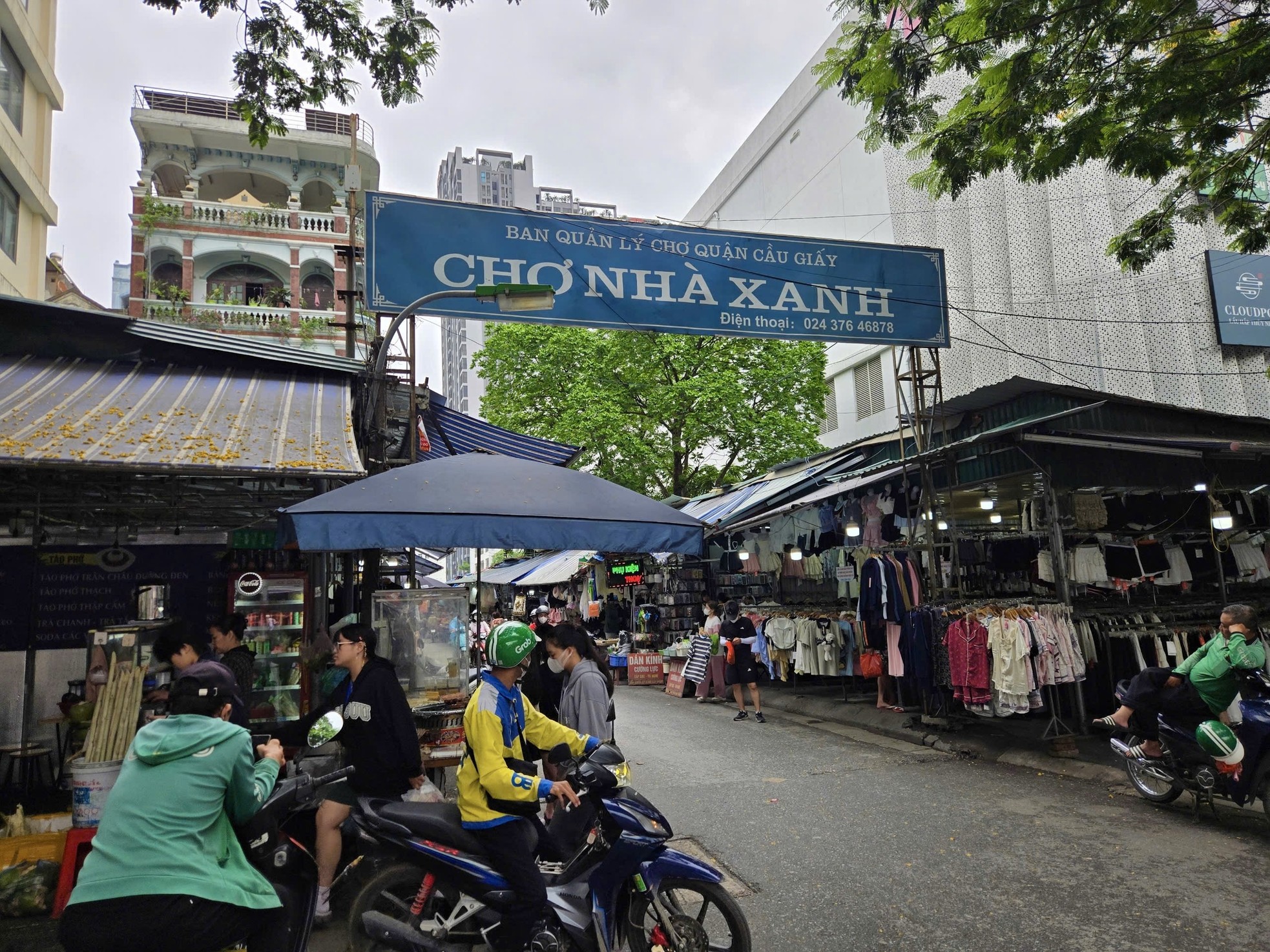 Bên trong khu chợ bán đồ gắn mác Dior, Gucci, Adidas giá vài chục nghìn đồng- Ảnh 1. Bên trong khu chợ bán đồ gắn mác Dior, Gucci, Adidas giá vài chục nghìn đồng- Ảnh 1.
