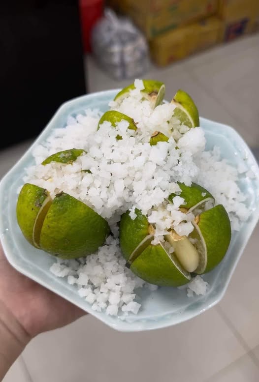Cắt một quả chanh, rắc muối lên trên rồi đặt ở góc nhà: Chuyên gia giải thích công dụng bất ngờ- Ảnh 1.