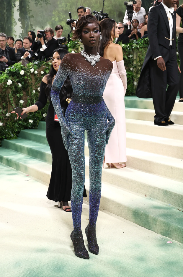Cô gái vướng drama với Jennie: Năm trước vác 98.000 viên pha lê đi Met Gala, năm nay có còn "chiếm sóng"? co gai vuong drama voi jennie nam truoc vac 98 000 vien pha le di met gala nam nay co con chiem song