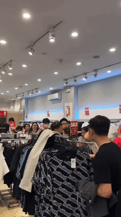 Cõi mạng đồn brand thời trang Việt 22 năm tuổi đóng cửa: Dân tình xếp hàng dài mua đồ sale sập sàn trong nước mắt- Ảnh 11. Cõi mạng đồn brand thời trang Việt 22 năm tuổi đóng cửa: Dân tình xếp hàng dài mua đồ sale sập sàn trong nước mắt- Ảnh 11.