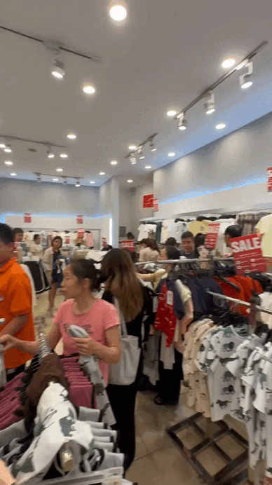 Cõi mạng đồn brand thời trang Việt 22 năm tuổi đóng cửa: Dân tình xếp hàng dài mua đồ sale sập sàn trong nước mắt 1 Cõi mạng đồn brand thời trang Việt 22 năm tuổi đóng cửa: Dân tình xếp hàng dài mua đồ sale sập sàn trong nước mắt coi mang don brand thoi trang viet 22 nam tuoi dong cua dan tinh xep hang dai mua do sale sap san trong nuoc mat