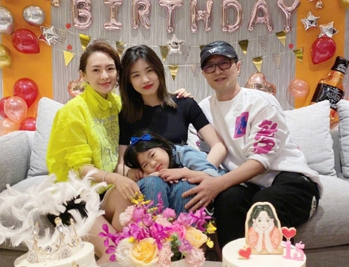 Con gái riêng của tình cũ Chương Tử Di trổ mã xinh đẹp ở tuổi 20: Visual nét, style chất chẳng thua idol Hàn 1 Con gái riêng của tình cũ Chương Tử Di trổ mã xinh đẹp ở tuổi 20: Visual nét, style chất chẳng thua idol Hàn con gai rieng cua tinh cu chuong tu di tro ma xinh dep o tuoi 20 visual net style chat chang thua idol han