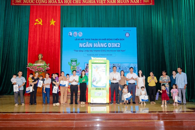 Cùng "Ngân hàng D3K2" tặng 11.000 lọ BioAmicus D3K2 cho trẻ em Việt 1 Cùng "Ngân hàng D3K2" tặng 11.000 lọ BioAmicus D3K2 cho trẻ em Việt cung ngan hang d3k2 tang 11 000 lo bioamicus d3k2 cho tre em viet