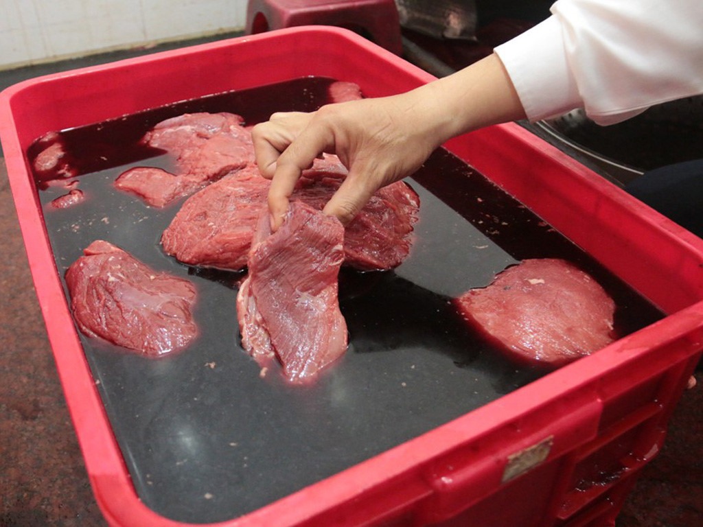 Đi chợ gặp thịt bò có 5 dấu hiệu này: Hàng dởm đấy, rẻ cỡ nào cũng nên cách xa 100 mét!- Ảnh 3. Đi chợ gặp thịt bò có 5 dấu hiệu này: Hàng dởm đấy, rẻ cỡ nào cũng nên cách xa 100 mét!- Ảnh 3.