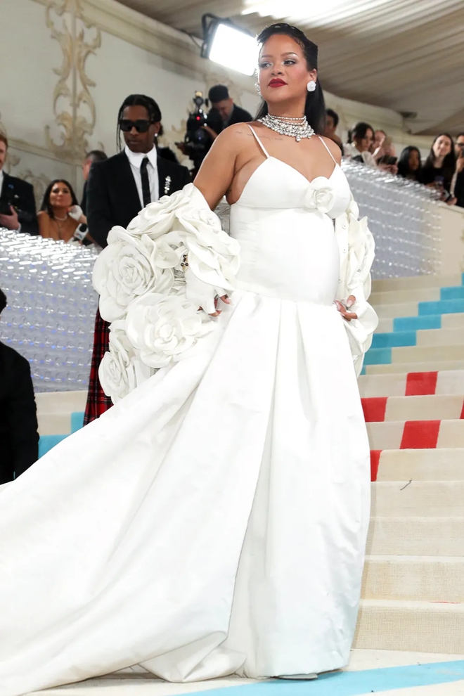 Đỉnh cao nghệ thuật khoe bụng bầu tại Met Gala 2025- Ảnh 11. Đỉnh cao nghệ thuật khoe bụng bầu tại Met Gala 2025- Ảnh 11.