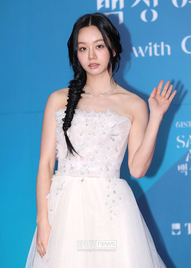 Hyeri đổi style công chúa nhưng khó thành công, tất cả là tại lớp makeup- Ảnh 3. Hyeri đổi style công chúa nhưng khó thành công, tất cả là tại lớp makeup- Ảnh 3.