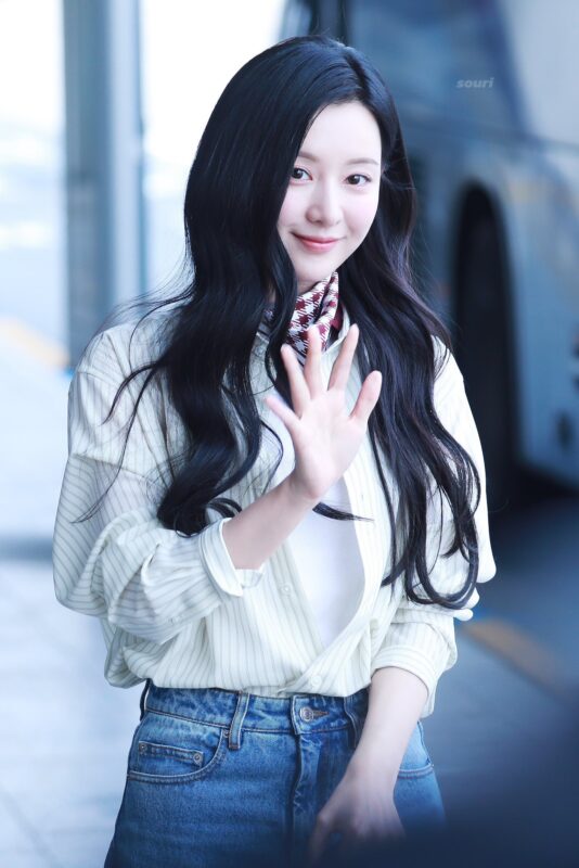 Kim Ji Won với áo sơ mi chắc chắn là 1 cặp bài trùng! 1 Kim Ji Won với áo sơ mi chắc chắn là 1 cặp bài trùng! kim ji won voi ao so mi chac chan la 1 cap bai trung