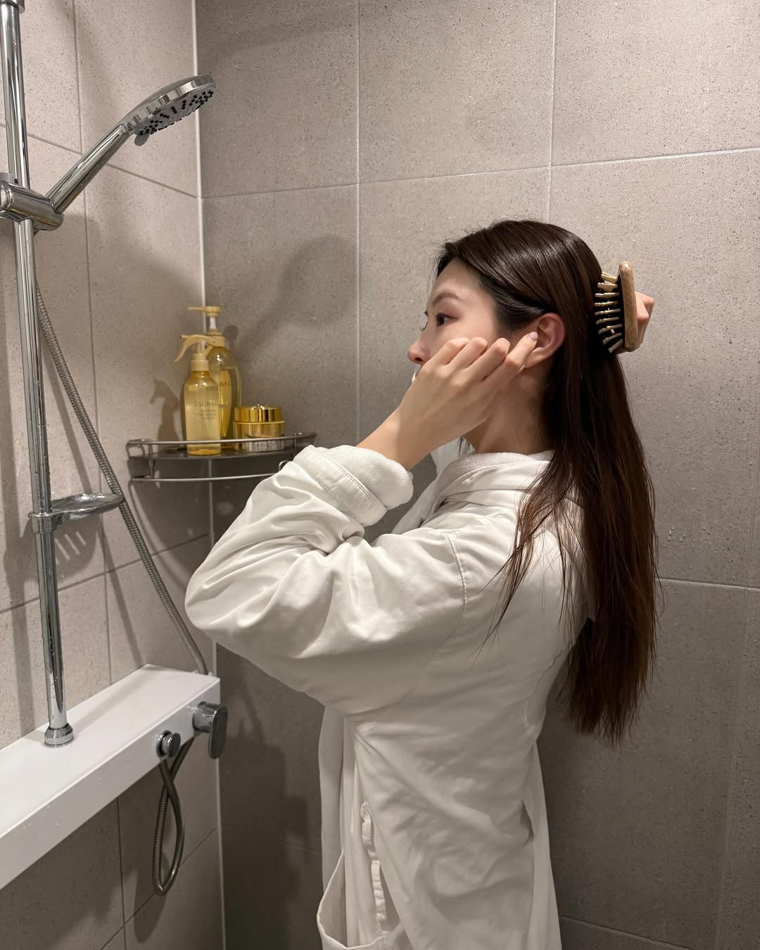 Làm điều này khi gội đầu sẽ giúp tóc sạch sâu, giảm dầu nhờn thấy rõ- Ảnh 2.