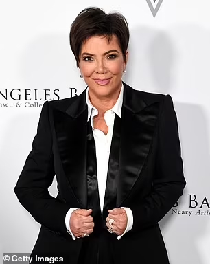 Loạt ảnh mới của mẹ Kim Kardashian gây sốt: Nhiều người đặt nghi vấn Loạt ảnh mới của mẹ Kim Kardashian gây sốt: Nhiều người đặt nghi vấn