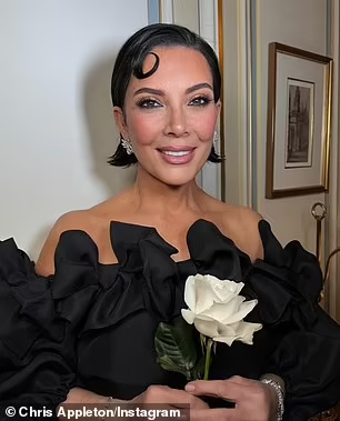 Loạt ảnh mới của mẹ Kim Kardashian gây sốt: Nhiều người đặt nghi vấn Loạt ảnh mới của mẹ Kim Kardashian gây sốt: Nhiều người đặt nghi vấn