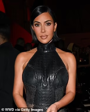 Loạt ảnh mới của mẹ Kim Kardashian gây sốt: Nhiều người đặt nghi vấn Loạt ảnh mới của mẹ Kim Kardashian gây sốt: Nhiều người đặt nghi vấn