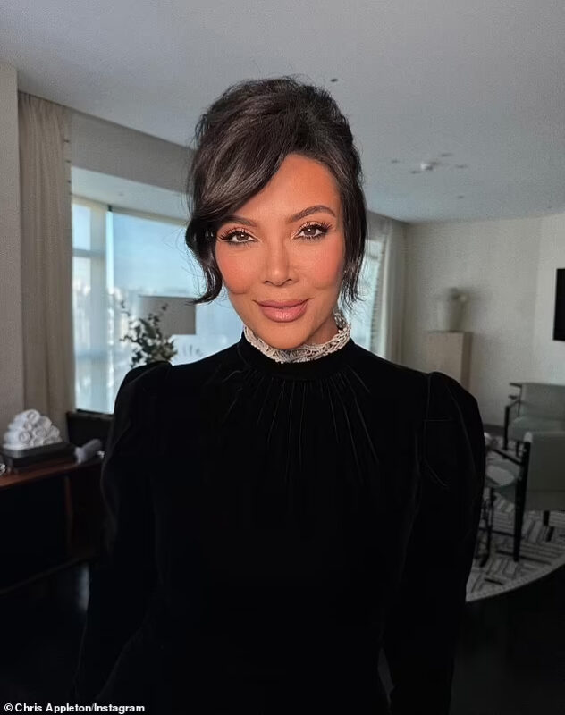 Loạt ảnh mới của mẹ Kim Kardashian gây sốt: Nhiều người đặt nghi vấn "cải lão hoàn đồng" giống Lindsay Lohan 1 Loạt ảnh mới của mẹ Kim Kardashian gây sốt: Nhiều người đặt nghi vấn "cải lão hoàn đồng" giống Lindsay Lohan loat anh moi cua me kim kardashian gay sot nhieu nguoi dat nghi van cai lao hoan dong giong lindsay lohan
