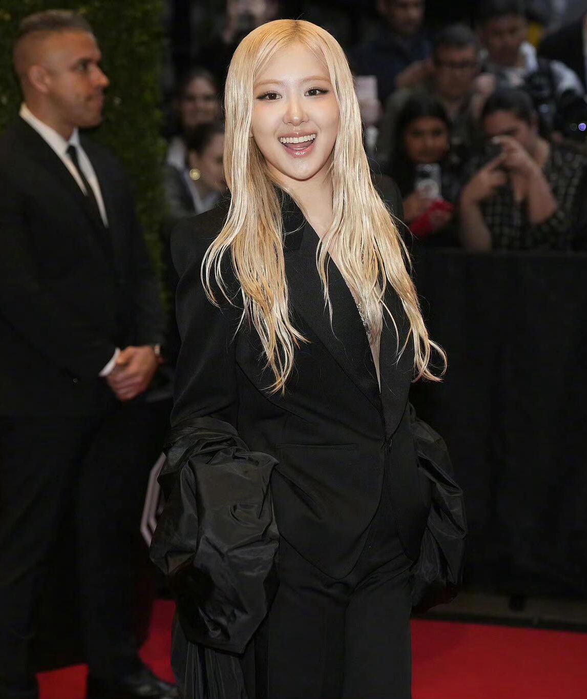 Loạt tiết lộ của Rosé về mái tóc ướt bị chê bai tại Met Gala 2025- Ảnh 4. Loạt tiết lộ của Rosé về mái tóc ướt bị chê bai tại Met Gala 2025- Ảnh 4.