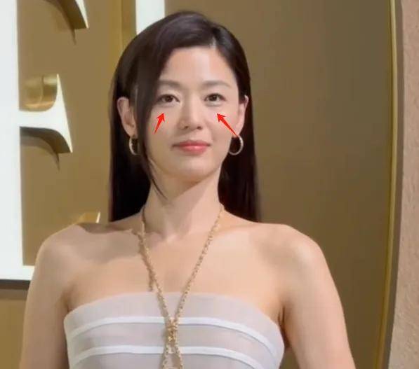 “Mợ chảnh” Jun Ji-hyun có còn đẹp khi lộ dấu hiệu lão hóa?- Ảnh 3. “Mợ chảnh” Jun Ji-hyun có còn đẹp khi lộ dấu hiệu lão hóa?- Ảnh 3.