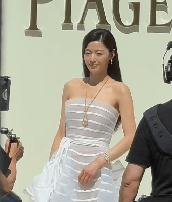 “Mợ chảnh” Jun Ji-hyun có còn đẹp khi lộ dấu hiệu lão hóa?- Ảnh 4. “Mợ chảnh” Jun Ji-hyun có còn đẹp khi lộ dấu hiệu lão hóa?- Ảnh 4.